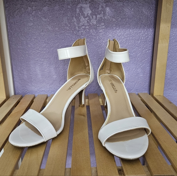 Marbella White Pumps, size 8 - Picture 3 of 6